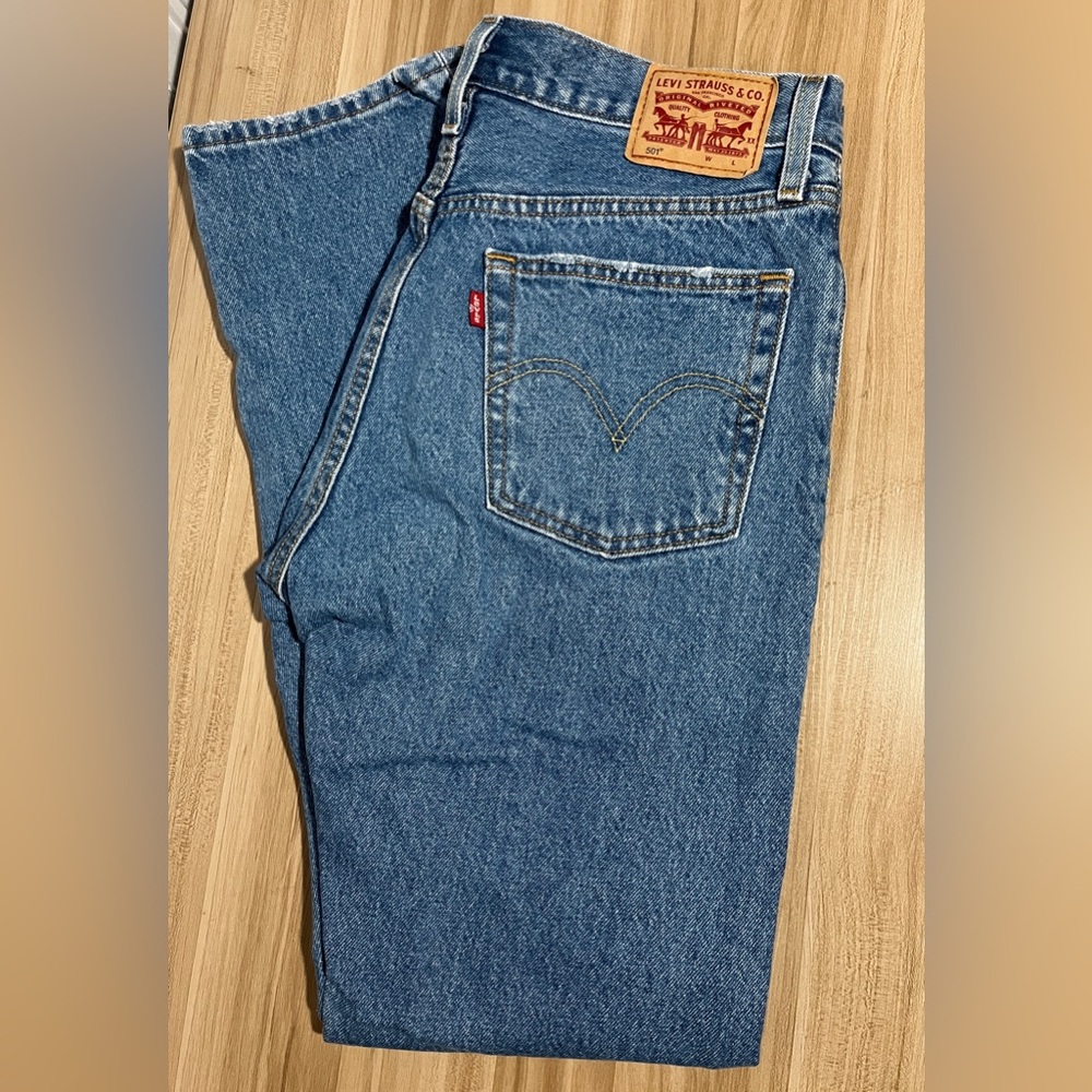 Women 501 Levi’s Straight Jeans